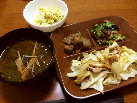 野菜たっぷりの回鍋肉、おから入り玉子サラダ、こんにゃくと大根の煮物、じゃがいも・しめじとさんま蒲焼きの和え物、わかめとえのき茸の味噌汁