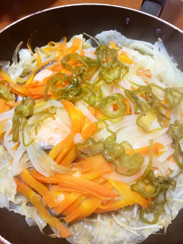 塩シャケの野菜特盛りバター蒸し、冷奴インゲンの梅肉和え乗せ、大根と油揚げの味噌汁