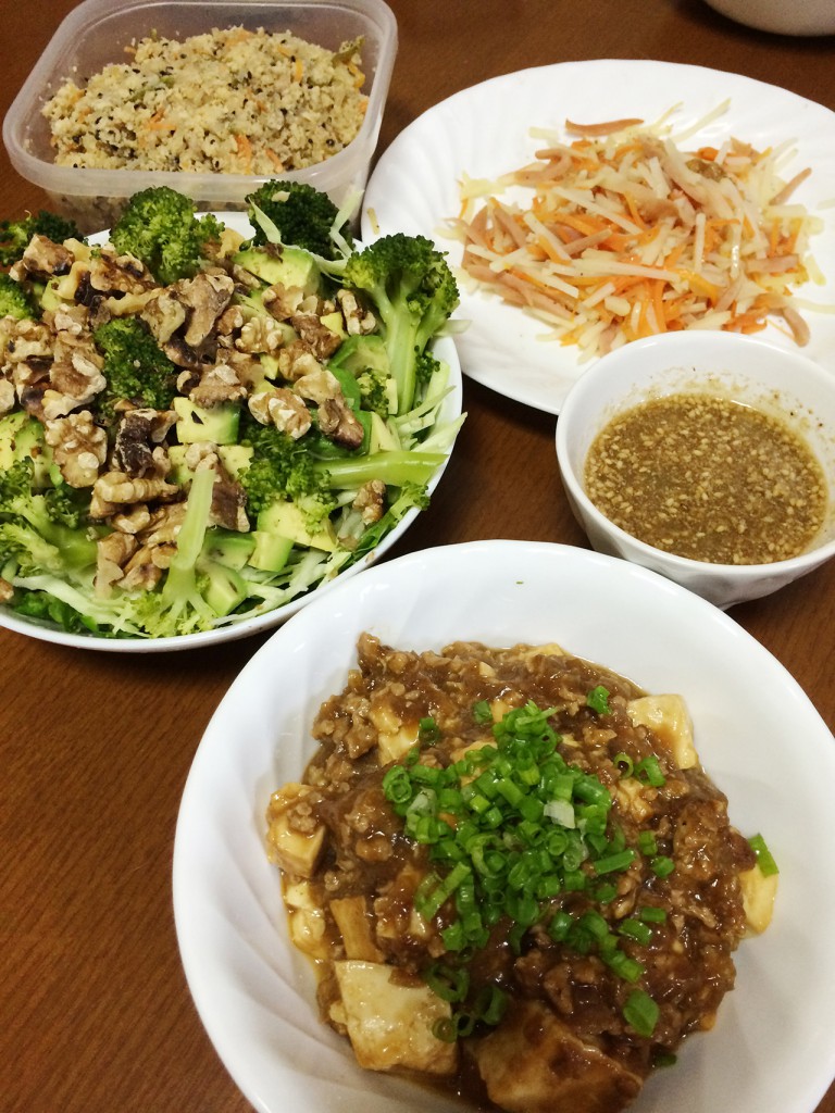 麻婆豆腐、アボガドとブロッコリー・クルミのサラダ、ハム・ジャガイモ・人参の炒め物、おから