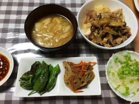 豚肉のすき煮、油揚げとキャベツの味噌汁、焼き獅子唐、蓮根と人参のきんぴら、オニオンスライス