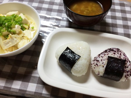 おにぎり（ゆかりとシーチキンマヨ）、豆腐と玉葱の卵とじ、じゃがいもとブロッコリーの味噌汁