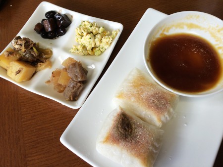 たまねぎ氷で作った醤油ダレと焼き餅 他