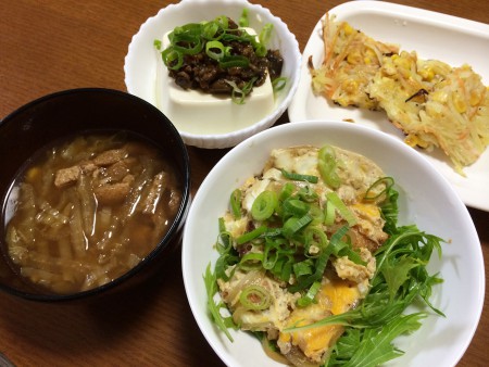 鶏胸肉の卵とじ、千切り野菜のチヂミ風、冷や奴肉味噌乗せ、白菜と油揚げの味噌汁