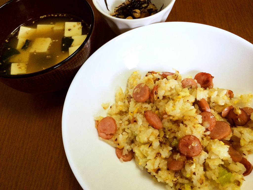 ソーセージ炒飯、わかめと豆腐のスープ、ひじきと大豆の煮物