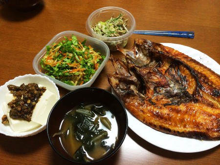 赤魚の干物、冷奴ゴーヤ味噌がけ、切り干し大根の中華風、ごぼうサラダ、もやしとわかめの味噌汁