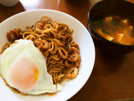 ちくわ入り焼きそば 目玉焼きのせ、豆腐とわかめの味噌汁