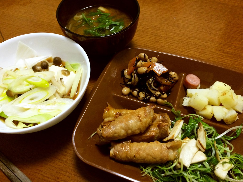 人参とアスパラの豚ロース巻、湯豆腐、ジャーマンポテト、ひじきと大豆の煮物、玉葱と油揚げの味噌汁