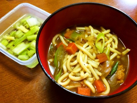 三日目のカレーで作ったカレーうどん、セロリの浅漬け