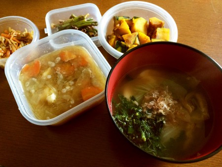 雑煮、鶏肉じゃが、南瓜の煮物、豚肉とにんにくの茎の炒め物、大根と人参と油揚げのきんぴら