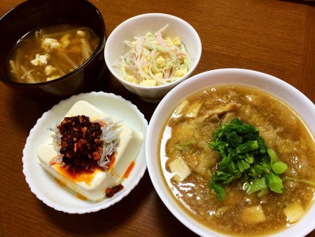 鶏胸肉のみぞれ煮、春雨サラダ、食べるラー油とじゃこを乗せた冷奴、炒り卵白とえのきともやしの味噌汁