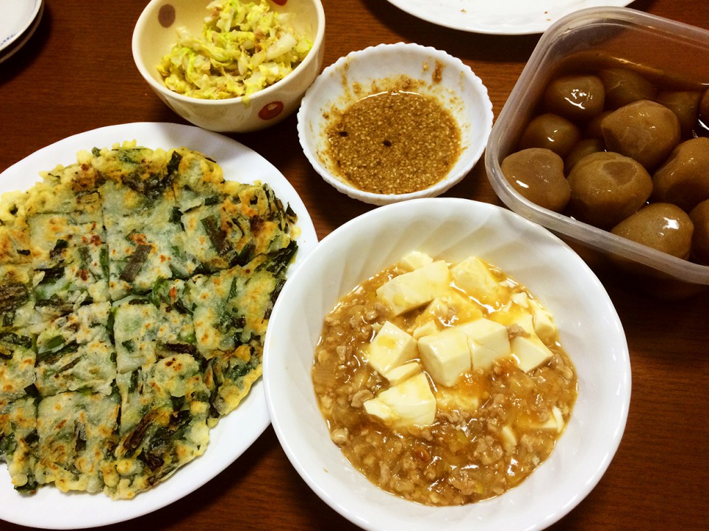 麻婆豆腐、ニラチヂミ、玉こんにゃくの煮物、白菜の鰹節和え