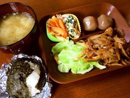 冷凍卵の大きなおにぎり、豚肉の甘辛炒め、玉こんにゃく、根野菜のさっぱり煮、ほうれん草と人参としめじの白和え