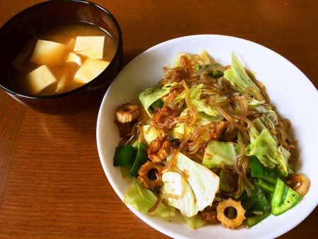 ローカロリーランチ！野菜たっぷり糸こんにゃく入りソース焼きそば、豆腐と油揚げの味噌汁