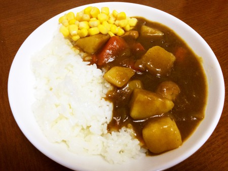 具が大きめのチキンカレー トッピングでスイートコーンをたっぷりと