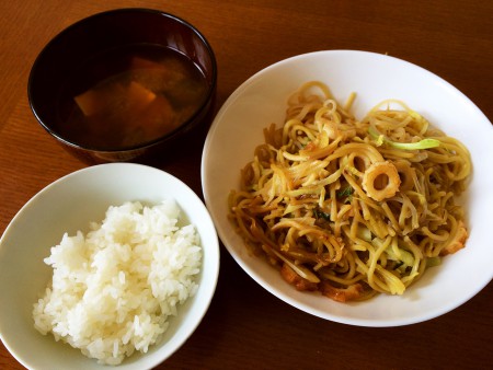 糸こんにゃく入り醤油焼きそば、豆腐とわかめの味噌汁