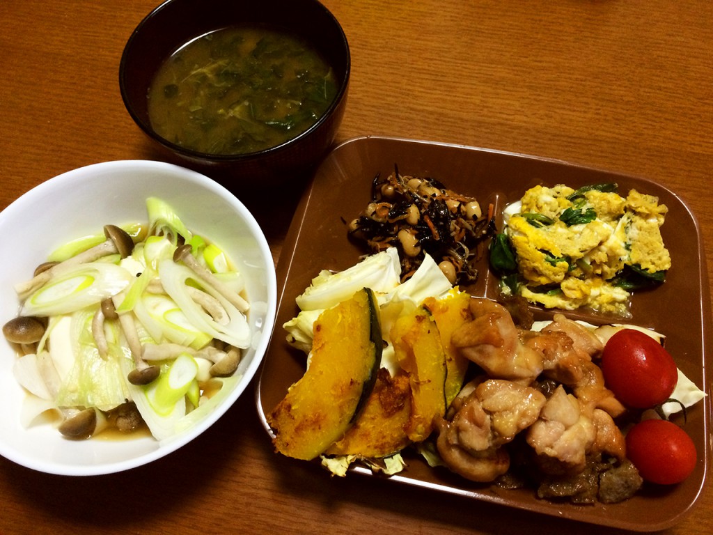 鶏モモ肉の照焼き、焼き野菜、ほうれん草の卵とじ、ひじきの煮物、湯豆腐、モロヘイヤとサツマイモの味噌汁