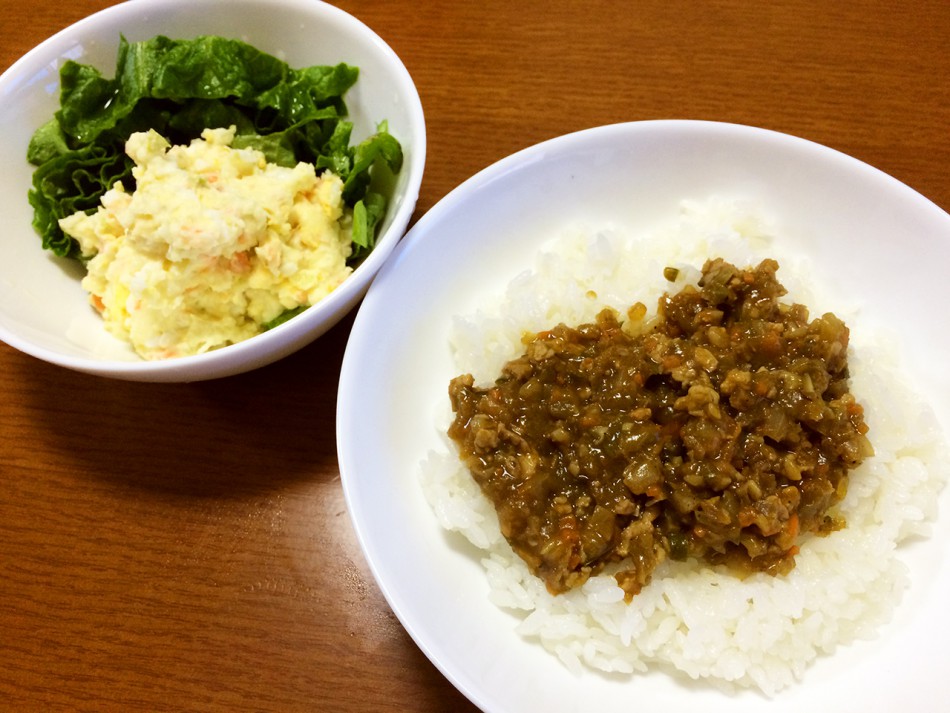 冷凍こんにゃく入りのキーマカレー、ポテトサラダ