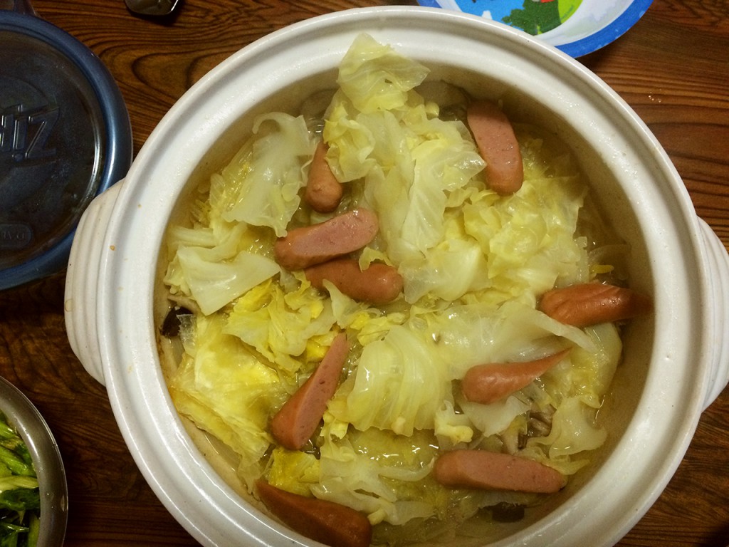 豚肉とキャベツの蒸し煮風鍋、セロリときゅうりのピリ辛漬け