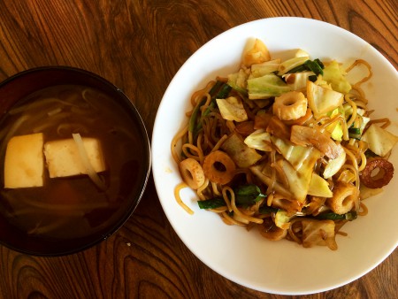 糸こんにゃく入りソース焼きそば、豆腐ともやしの味噌汁