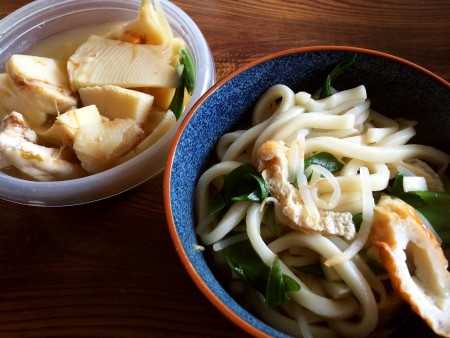 ちくわと油揚げの入ったうどん、筍の煮物