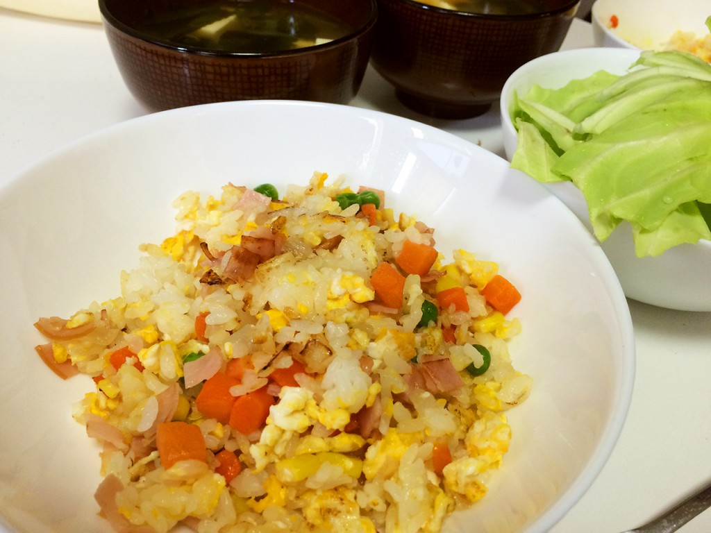 ミックスベジタブル入りハム炒飯、そのままキャベツ、豆腐とわかめの味噌汁