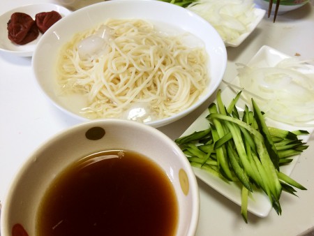 千切り野菜と梅干し入り冷や麦