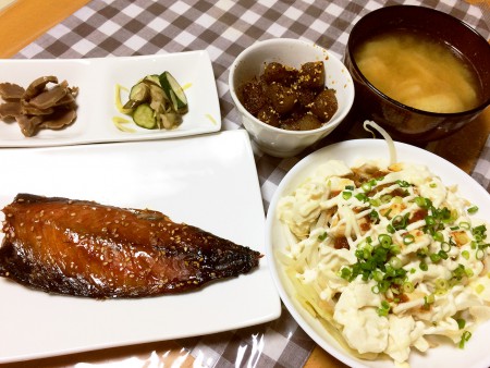 鯖のみりん干し、豆腐と蒸し野菜のたまねぎ氷ドレッシングのサラダ、こんにゃくのピリ辛煮、砂肝の煮物、なすときゅうりの生姜和え、大根と油揚げの味噌汁