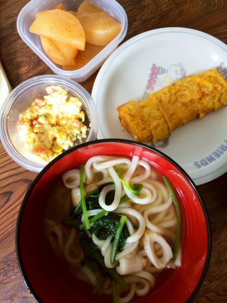 ちくわと油揚げとほうれん草入りのたまねぎ氷だしのあっさりうどん、卵焼き、玉子サラダ、大根の煮物