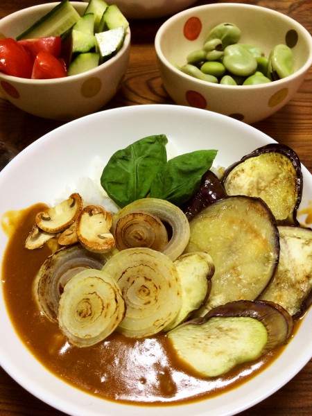 焼き野菜トッピングカレー、茹で空豆、ざく切りのトマトときゅうり