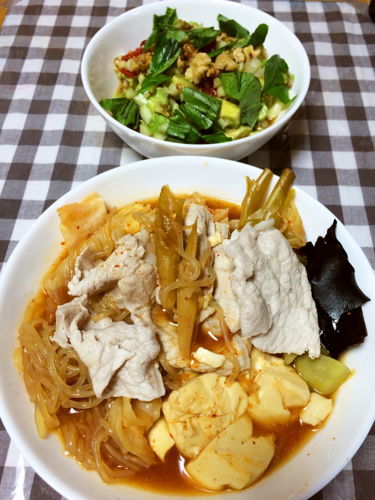 チゲ鍋、豆腐とアボカドとクルミのサラダ