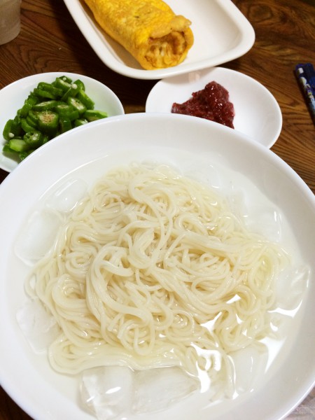 嫁、あまりの暑さで壊れる…そうめん、卵焼き