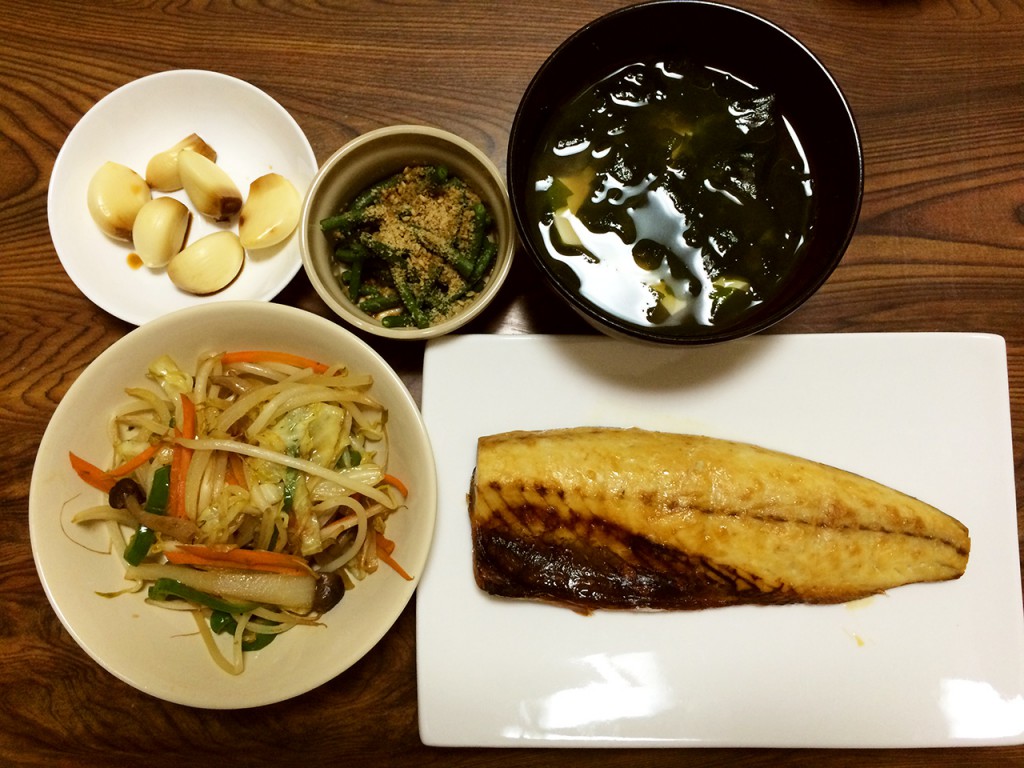 鯖の西京焼き、野菜炒め、ささげの胡麻和え、にんにくの醤油漬け、わかめと豆腐の味噌汁