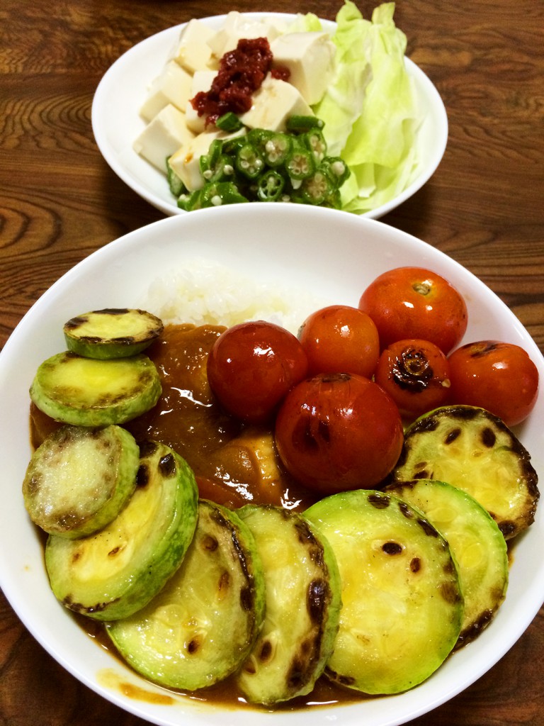 【今週のカレー】焼き夏野菜トッピングのチキンカレー、豆腐とオクラの梅肉サラダ