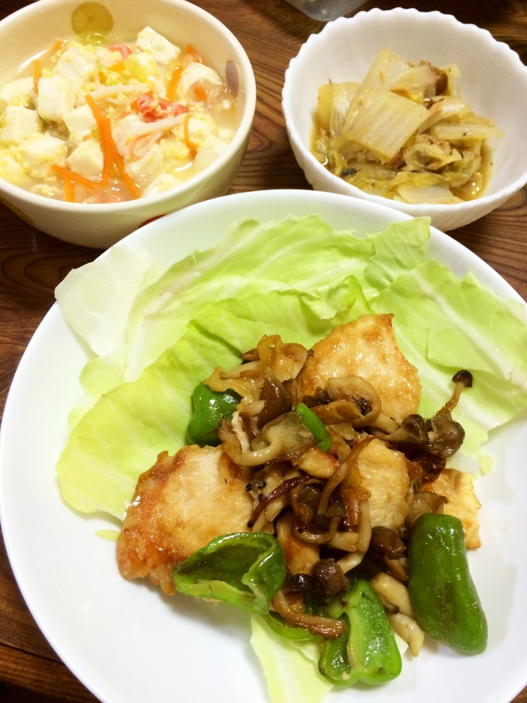 鶏胸肉と野菜の炒め物、豆腐と春雨のスープ、鯖味噌煮缶と白菜の煮物